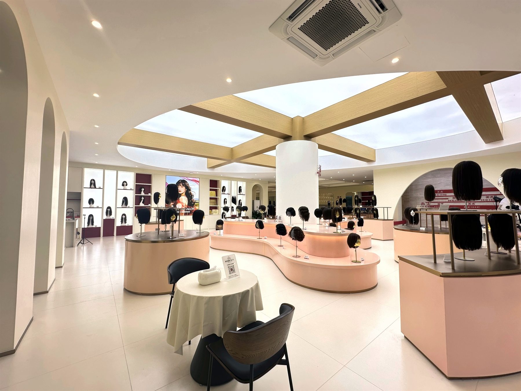 美禾假发旗舰店环形天窗陈列大厅