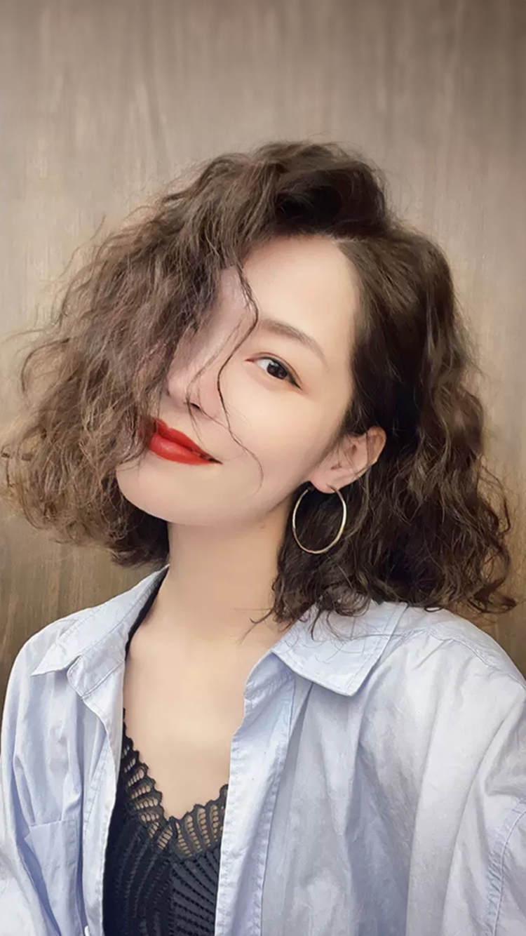 女士时尚卷发假发佩戴效果